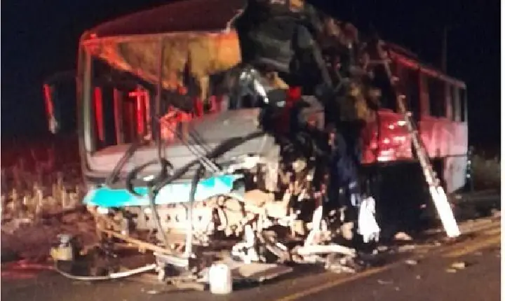 Assis Chateaubriand - Duas pessoas morrem em grave colisão frontal entre caminhão e ônibus