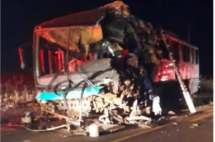 Assis Chateaubriand - Duas pessoas morrem em grave colisão frontal entre caminhão e ônibus