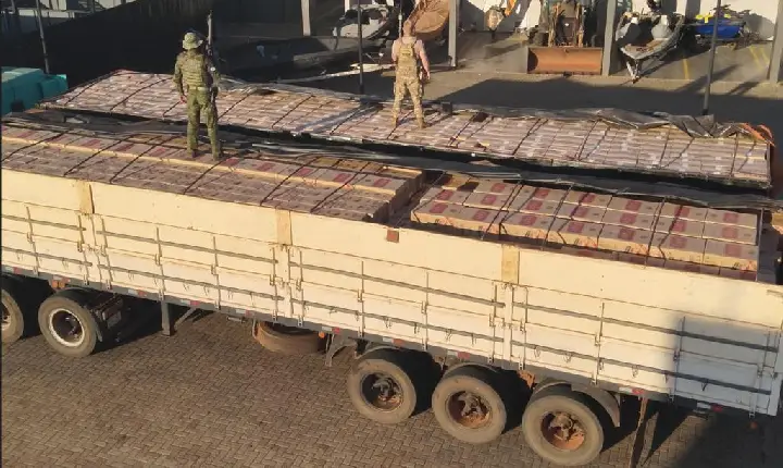 Galpão escondia duas carretas carregadas de cigarros em Terra Roxa