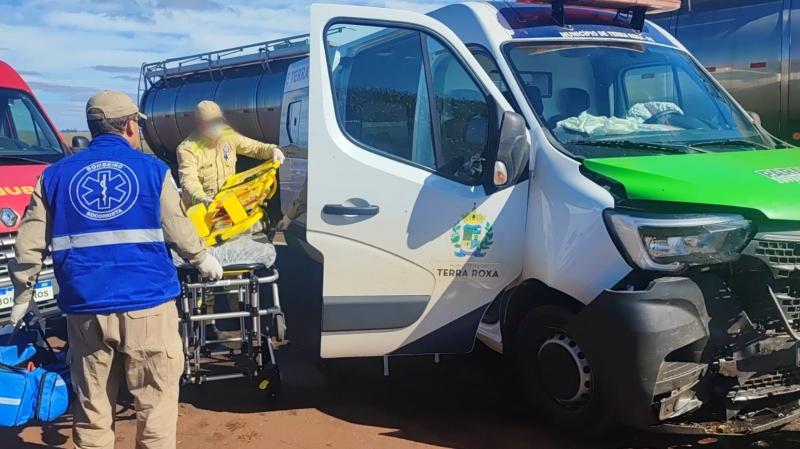 Acidente com ambulância de Terra Roxa na BR-163 deixa dois feridos
