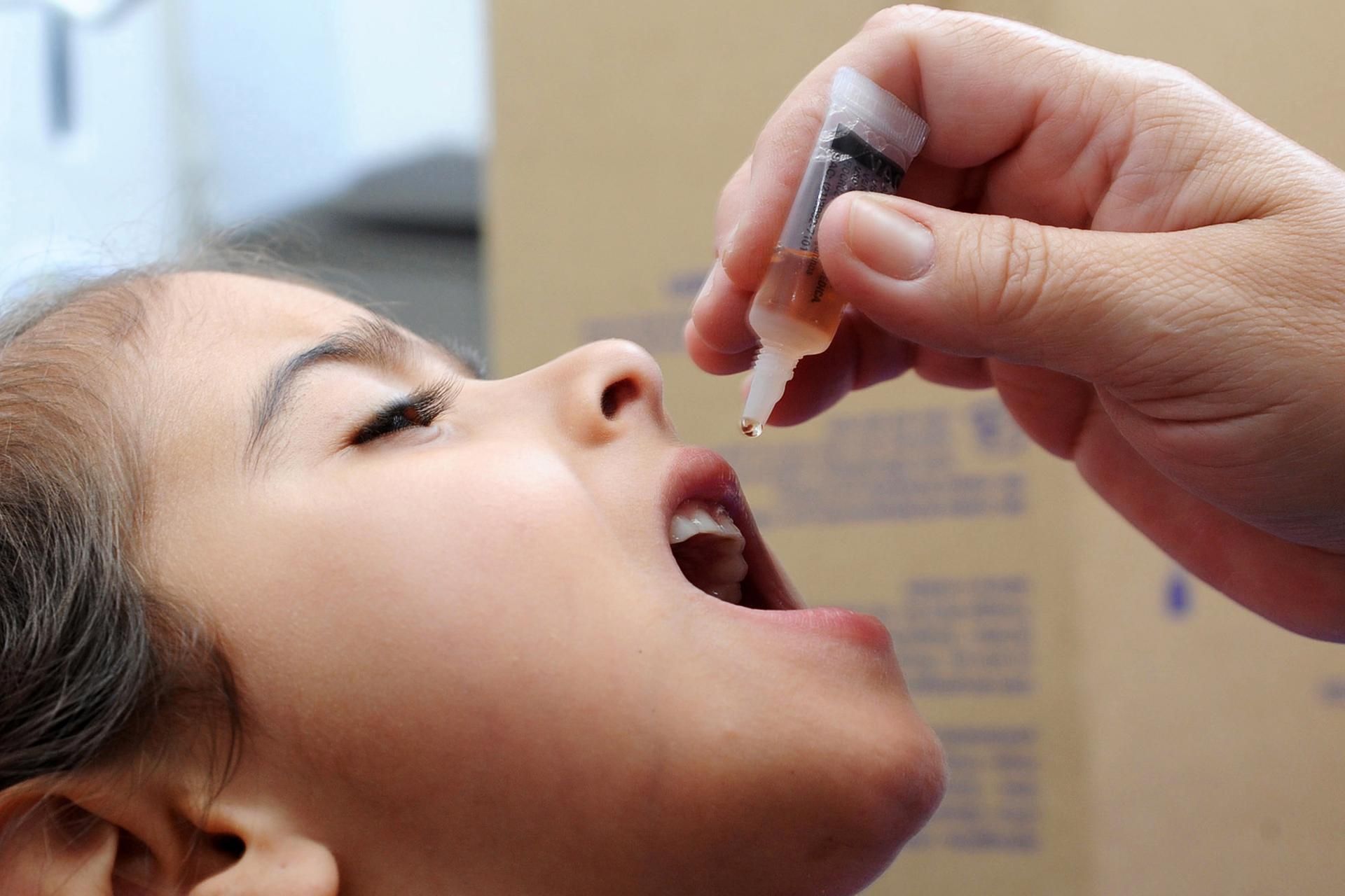 Campanha de vacinação contra a poliomielite começa segunda-feira em todo o Paraná