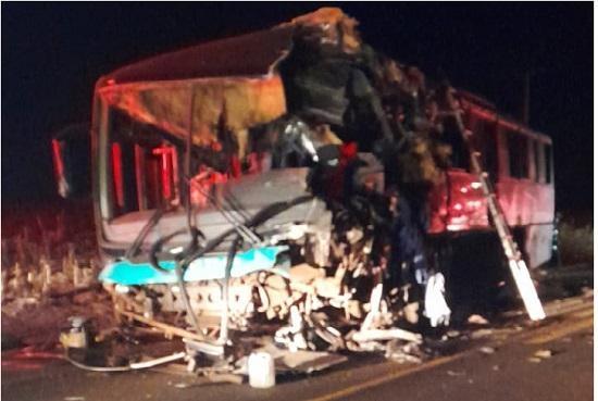 Assis Chateaubriand - Duas pessoas morrem em grave colisão frontal entre caminhão e ônibus