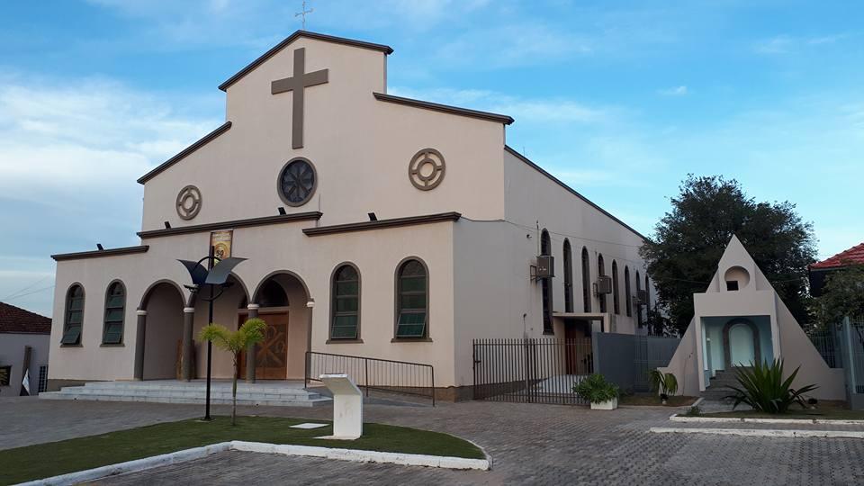 Assaltantes invadem Casa Paroquial amarram o padre e roubam dinheiro e objetos