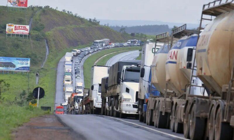 Aumento do diesel incomoda caminhoneiros e acende alerta para governo