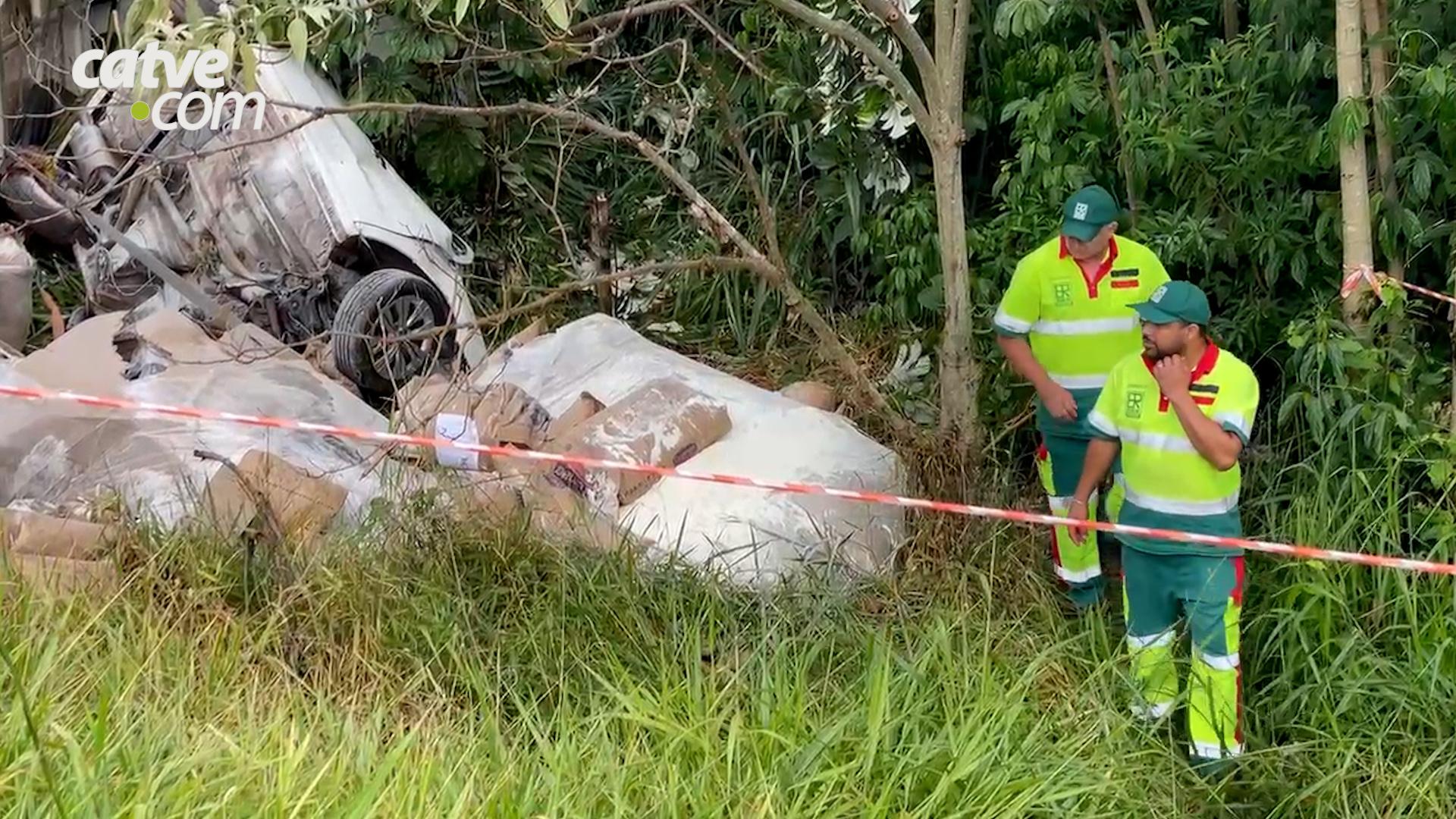 Caminhão tomba em cima de carro e mata motorista na BR-369