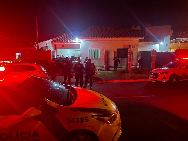 Carro invade pátio de residência ao tentar fugir da Polícia em Guaíra