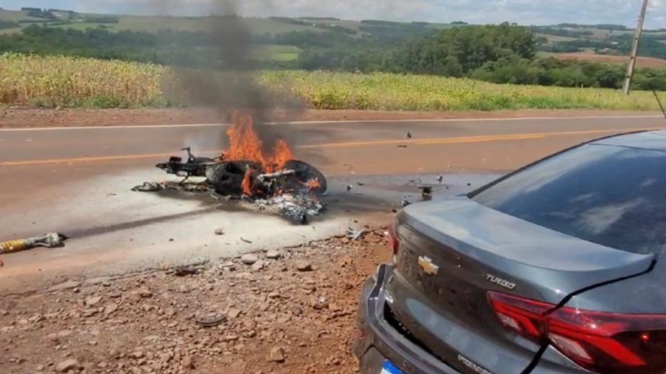 Moto pega fogo e fica destruída após acidente na BR-317 em Toledo