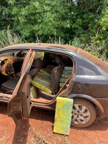 Motorista salta do carro e abandona 376 kg de maconha em Terra Roxa