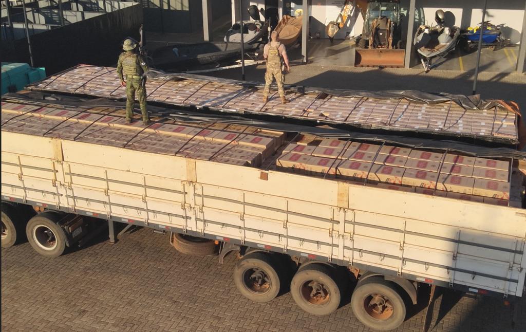 Galpão escondia duas carretas carregadas de cigarros em Terra Roxa